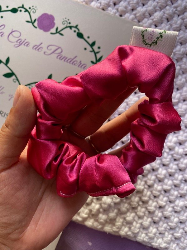 Producto - Scrunchie mini fucsia satén