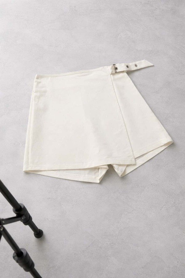 Producto - Skort bengalina con hebilla blanco