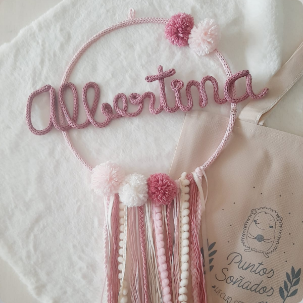 Producto - Cartel con nombre tejido en tricotin "Pompones" - 1