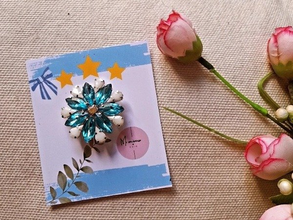 Producto - Escarapela petalos blancos