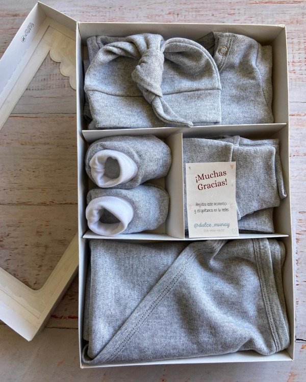 Producto - Ajuar 5 piezas puro algodón, en caja (Gris)