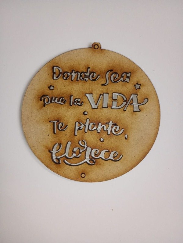 Producto - Atrapasueño circulo con frase calada "Donde sea que la vida te plante florece"