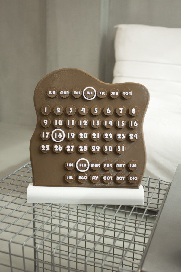 Producto - Calendario Perpetuo Marron Con Base Grande