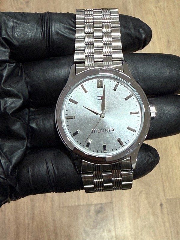 Producto - Reloj tomy AAA