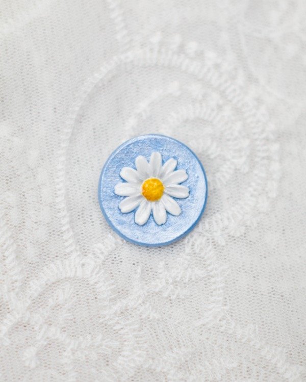 Producto - Prendedor escarapela margarita celeste perlado