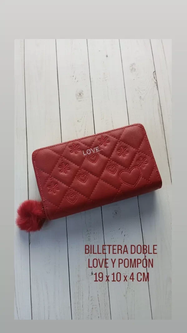 Producto - BILLETERA DOBLE LOVE Y POMPÓN ROJA OSCURO
