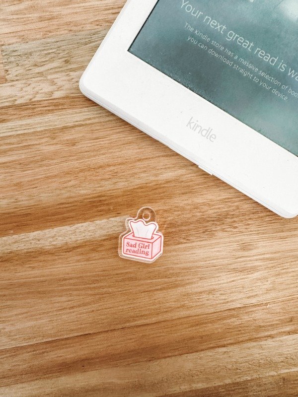 Producto - Sad girl Charm para Kindle o Celu
