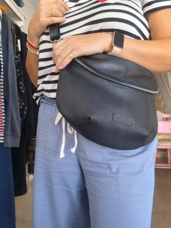 Producto - Riñonera Zoe negro escamas - 1