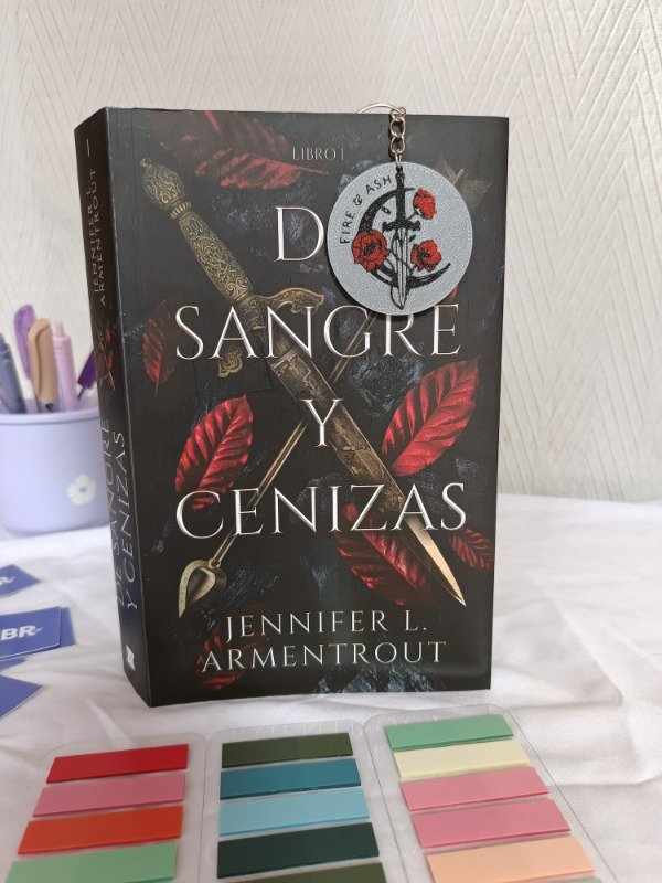 Producto - De sangre y cenizas + llavero de Regalo