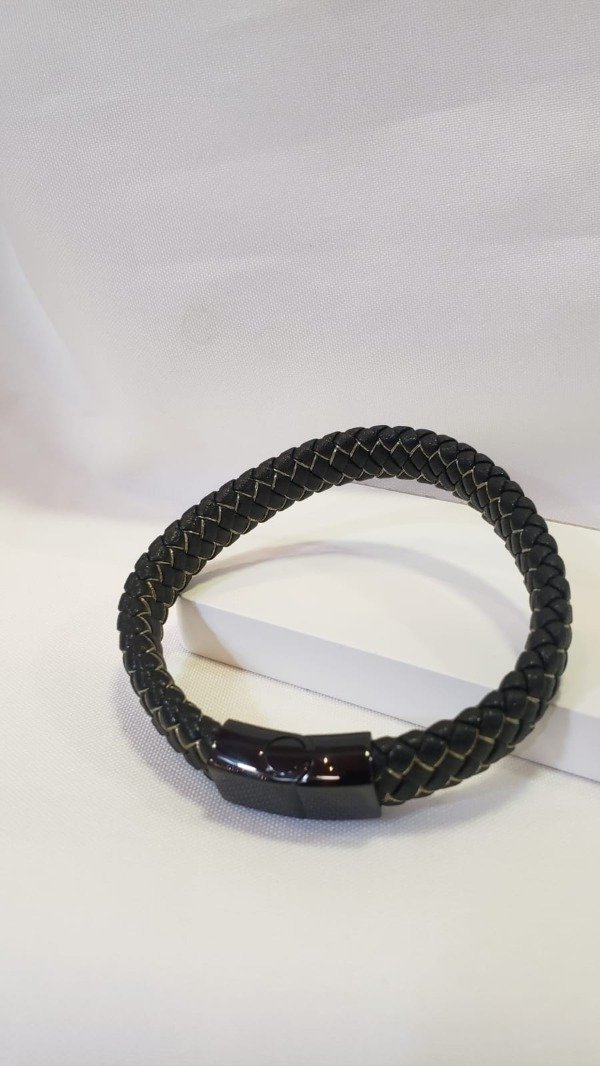 Producto - Pulsera negra detalles dorados