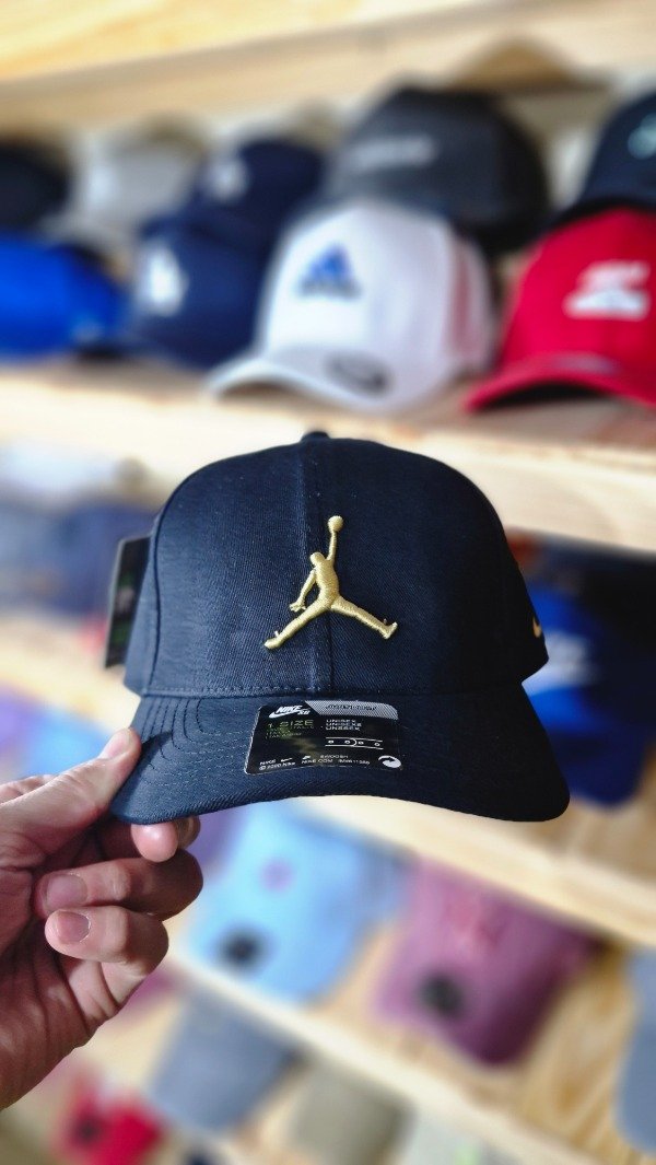 Producto - GORRA JORDAN NEGRA C/DORADO