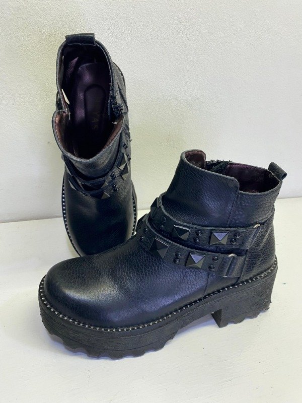 Producto - BOTAS CON TACHAS