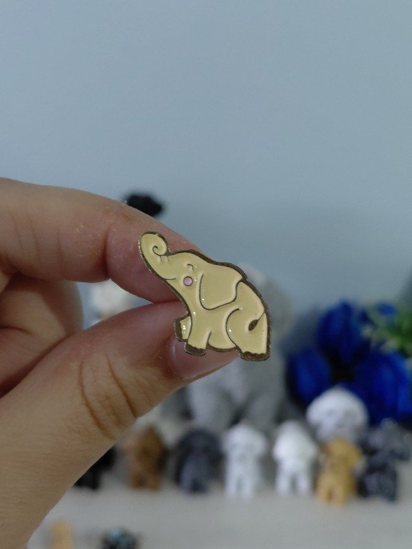 Producto - Pin metalizado ilustrado - Elefanta