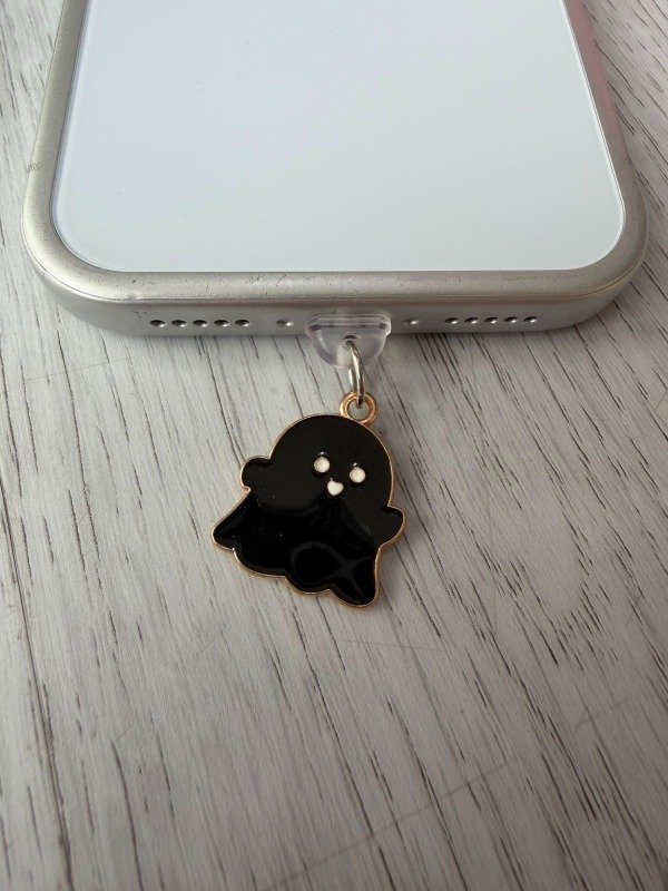 Producto - Cubre pin de carga antipolvo Tipo C fantasma negro