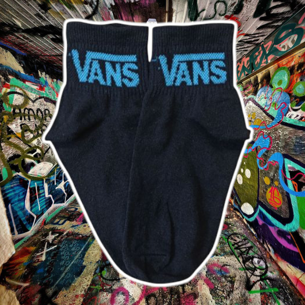 Producto - Vans negra con turqueza
