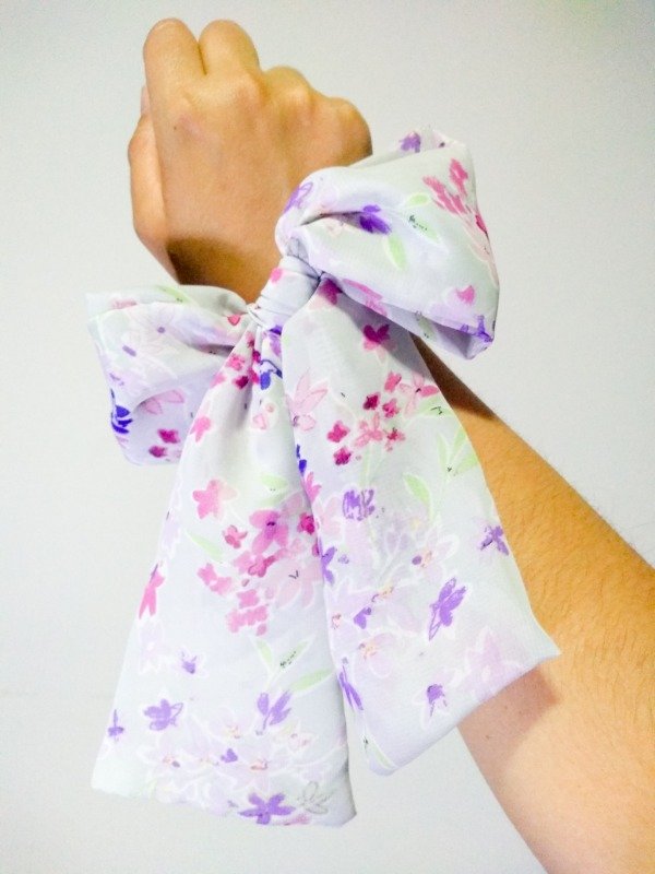 Producto - Moño con colita para el cabello gris perla con flores de gasa