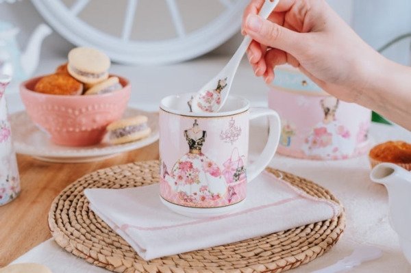 Producto - Taza mug porcelana con cuchara + caja de regalo.  Modelo maniquí.