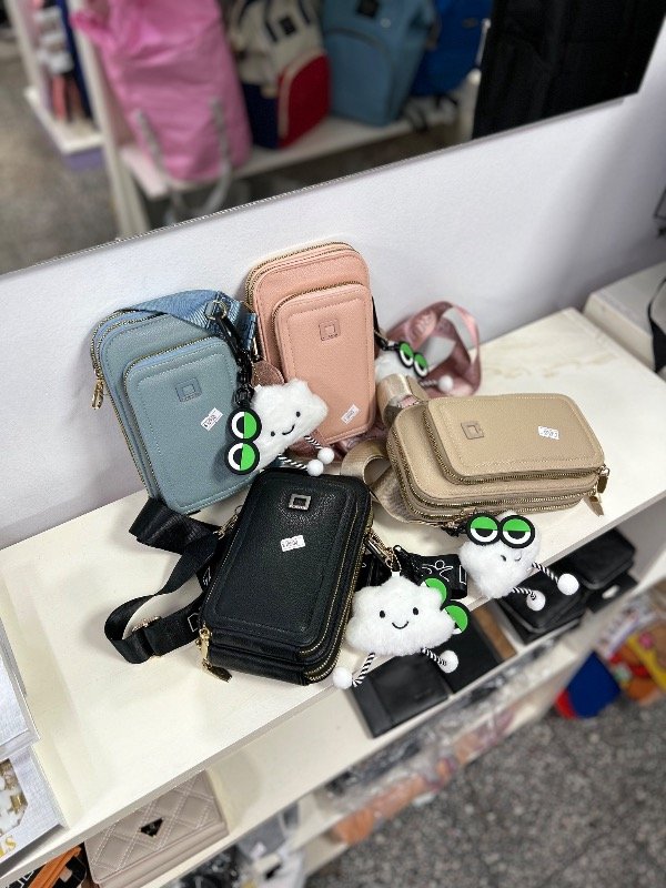 Producto - Cartera bandolera porta celular con llavero nube