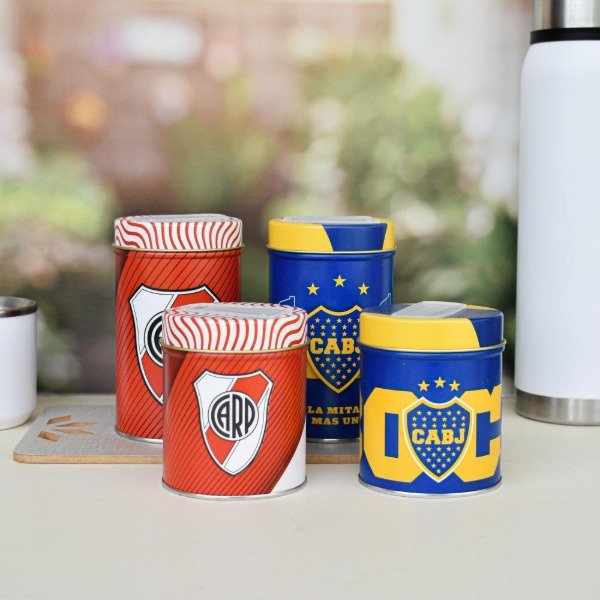 Producto - JUEGO DE LATAS FUTBOL BOCA/RIVER SURTIDO 14X8.5 Y 8.5X10 CM