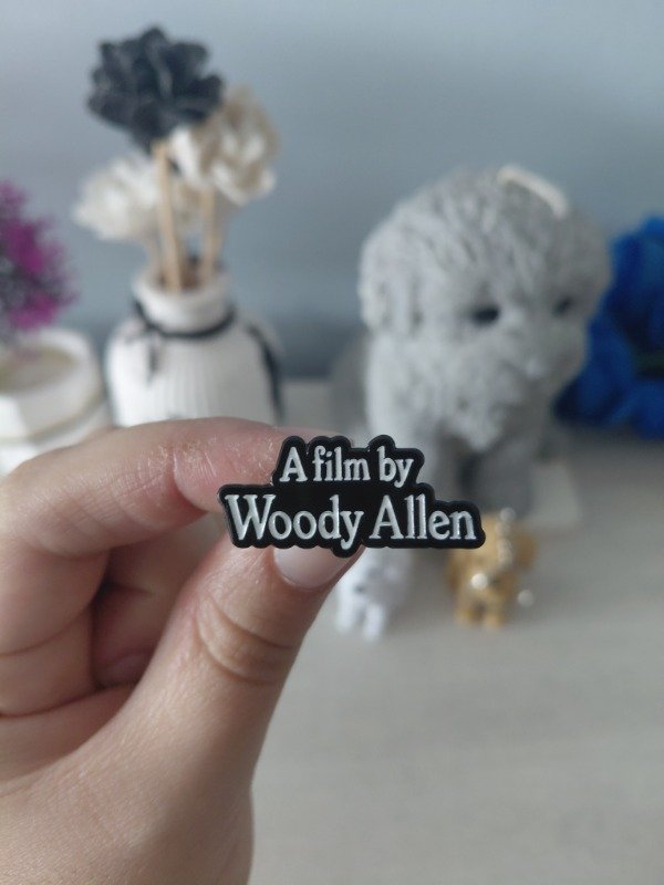 Producto - Pin metalizado - A film by Woody Allen #2205
