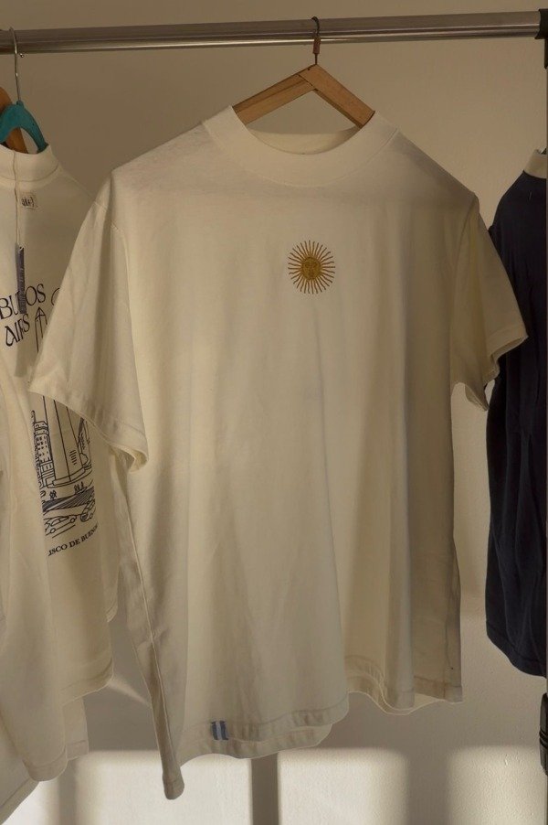 Producto - Remera corte clásico BORDADA SOL DE MAYO