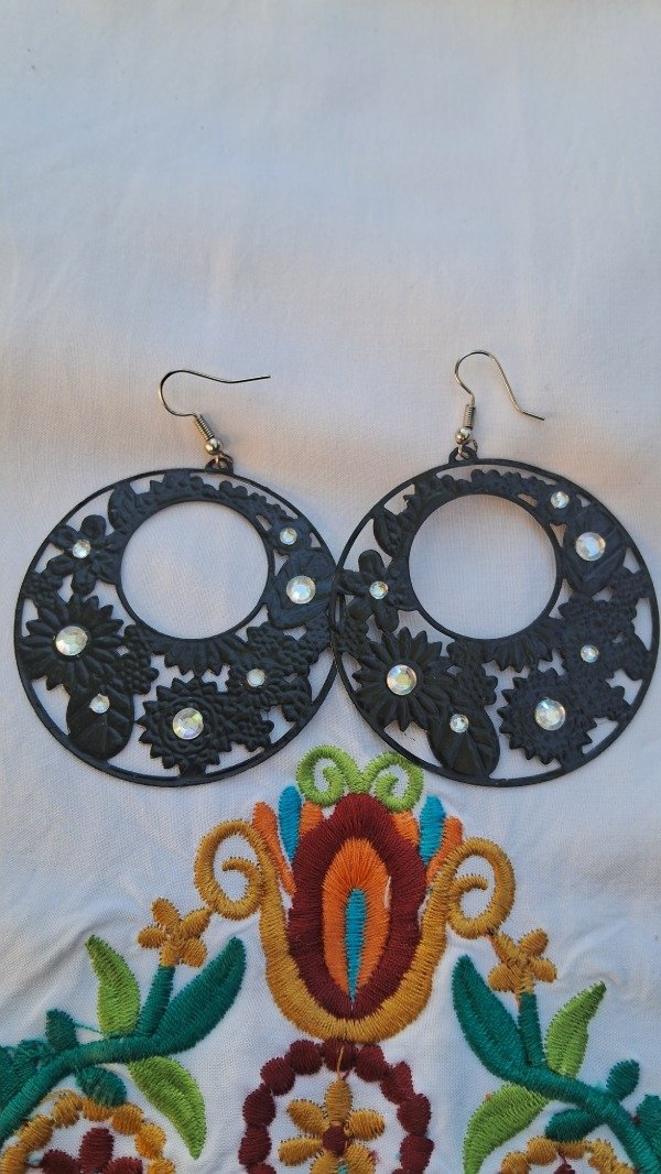 Producto - Aros colgantes círculares con detalles en Gemas