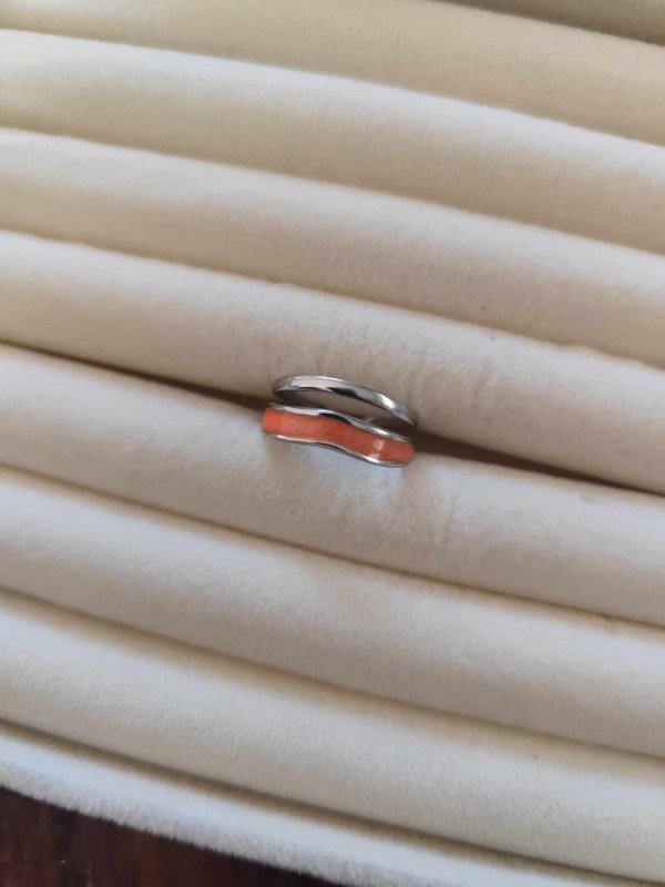 Producto - Anillo detalle naranja. Acero quirúrgico.