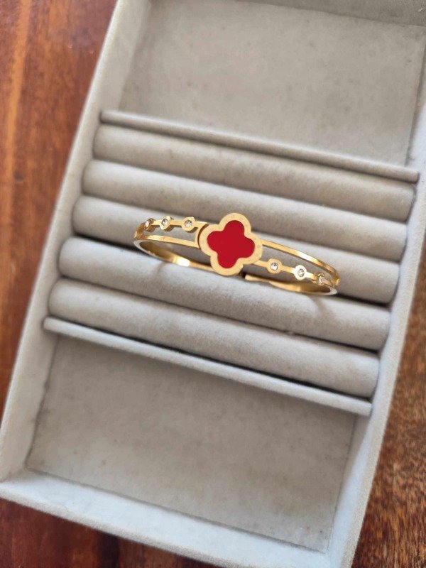 Producto - Esclava trébol rojo . Acero dorado