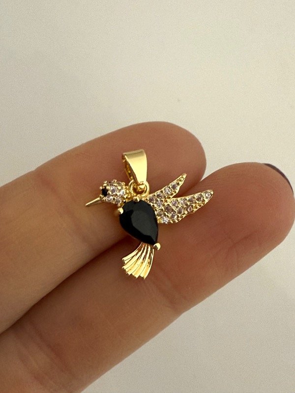 Producto - DD73 Dije colibrí cubik negro y micropave acero dorado 1 cm