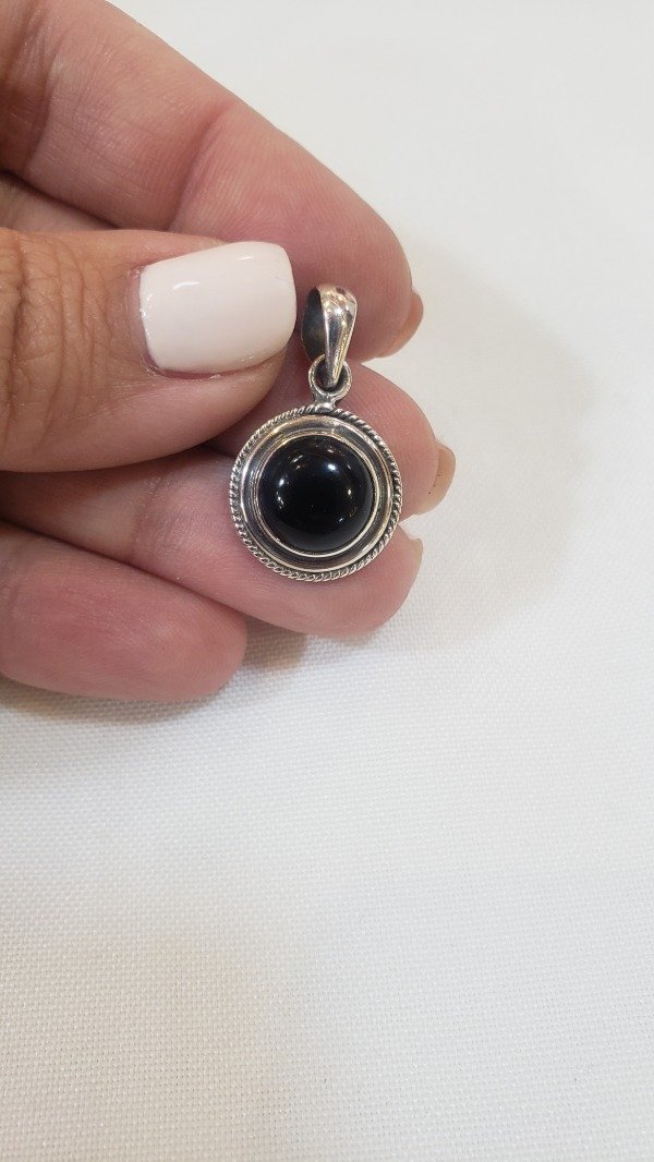 Producto - Dije piedra negra redonda plata