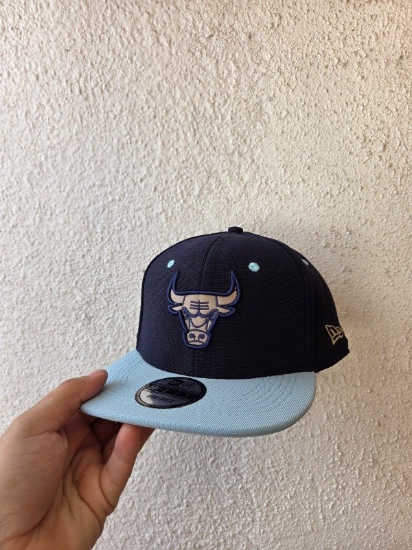 Producto - Gorra CHICAGO BULLS PLANA CERRADA AZUL-CELESTE