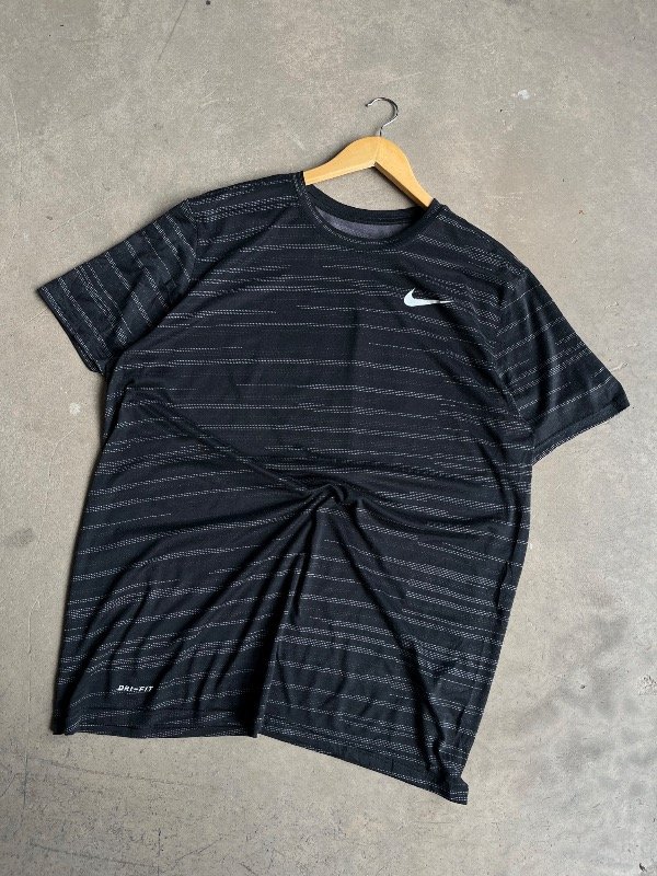 Producto - REMERA DEPORTIVA NIKE DRI-FIT rayada (2XL)