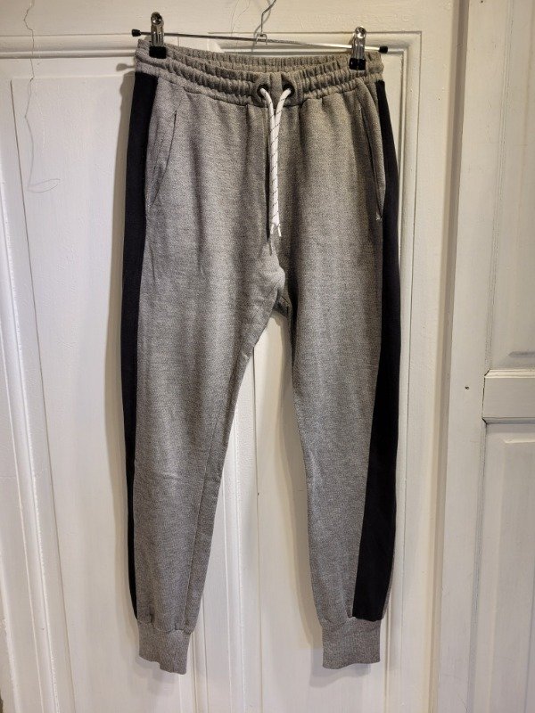 Producto - Jogging BATUK BLACK gris con negro Talle XS - PRECIO: 28X