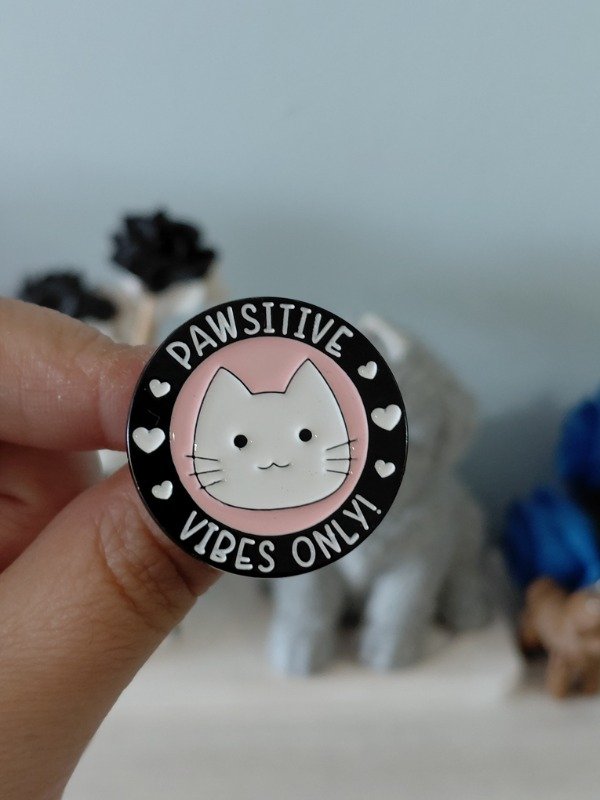 Producto - Pin metalizado - Pawsitive vibes only! #1815