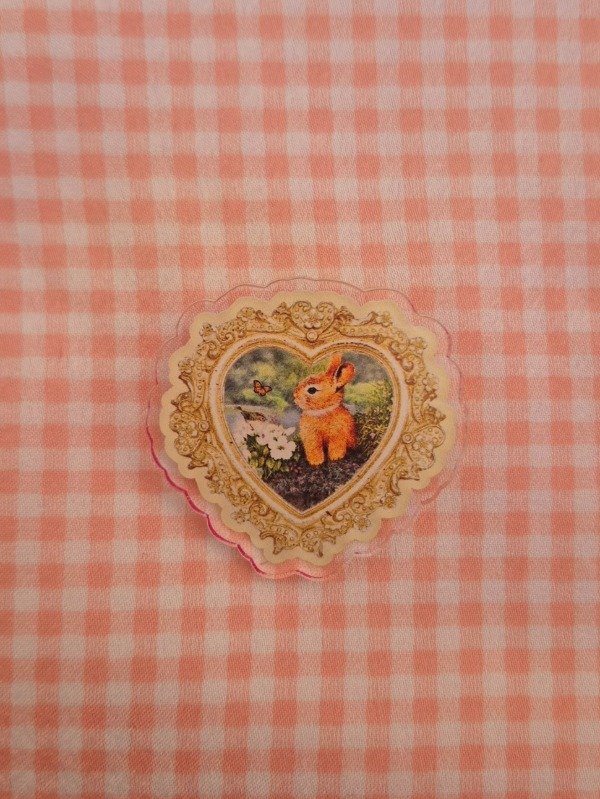 Producto - Prendedor de Acrílico Conejito Corazón Dorado