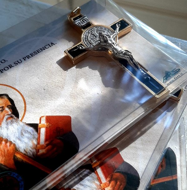 Producto - Cruz de metal dorada - 4