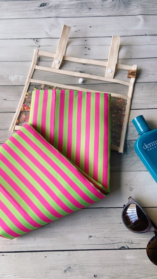 Producto - Lonita playera impermeable con bolsillero de regalo rayas fucsia y lima