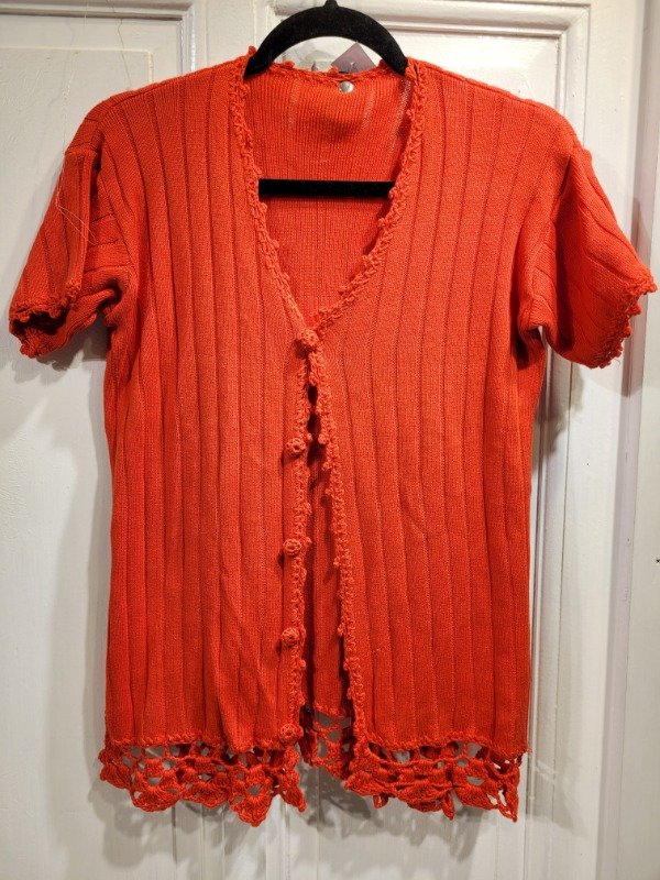 Producto - Saco colorado con bordes crochet Talle M - PRECIO: 12X