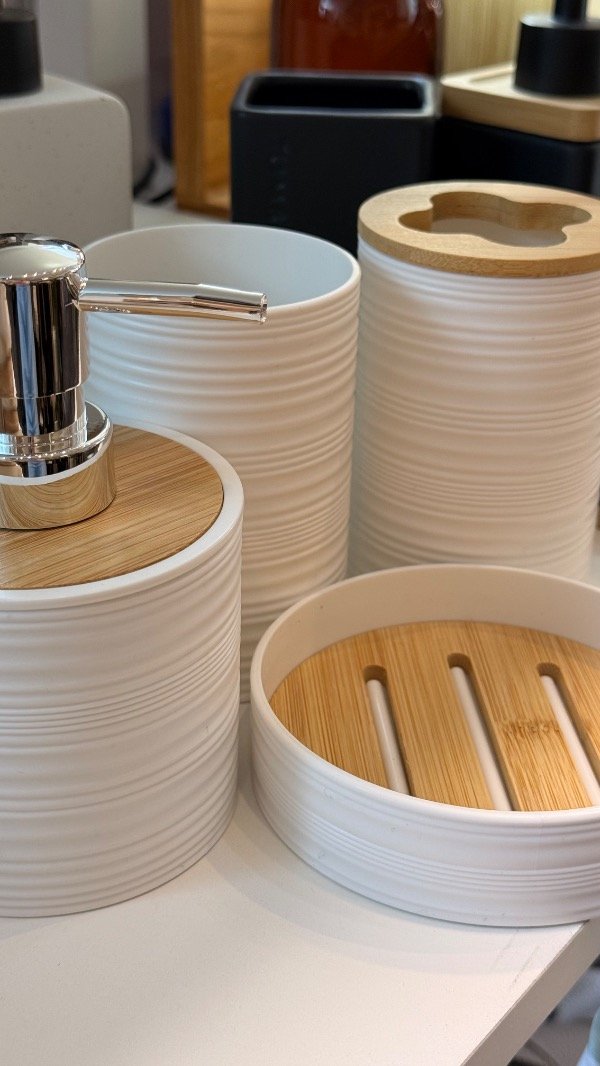 Producto - SET DE BAÑO DE PLÁSTICO Y BAMBÚ (SET X 4)