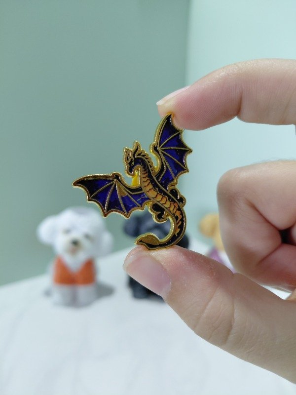 Producto - Pin metalizado - Dragón rojo en dorado #3115