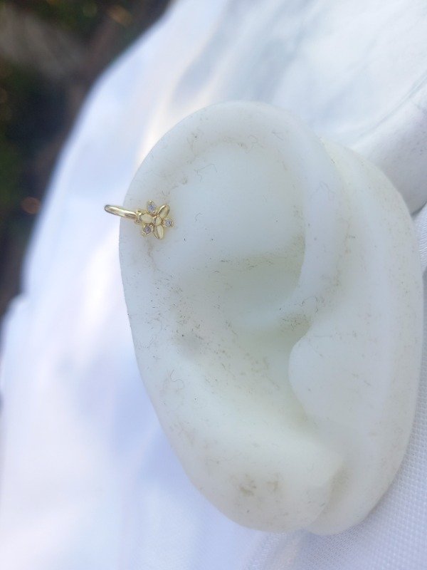 Producto - ear cuff florcita golden