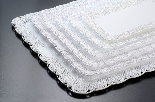 Producto - Bandeja plástica rectangular con blonda varias medidas