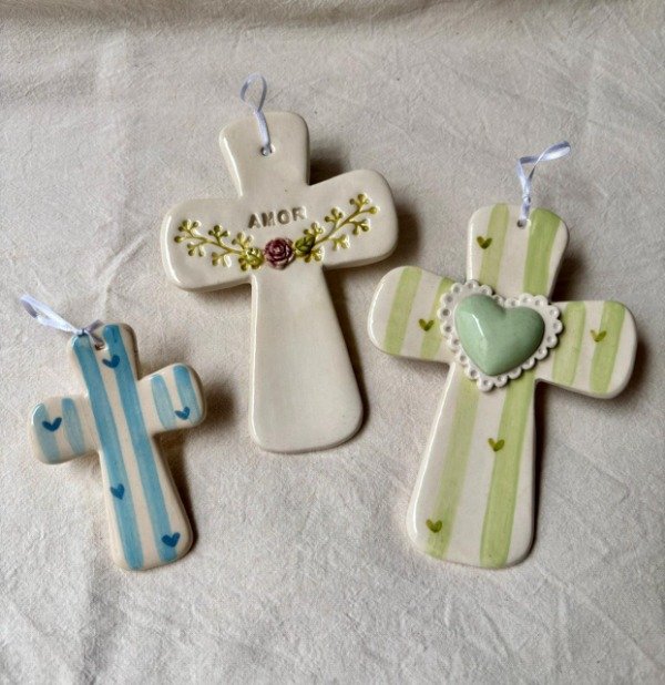 Producto - Colgante Cruz pequeña celeste con rayas