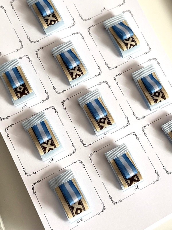 Producto - 40 escarapelas, banderines y prendedores