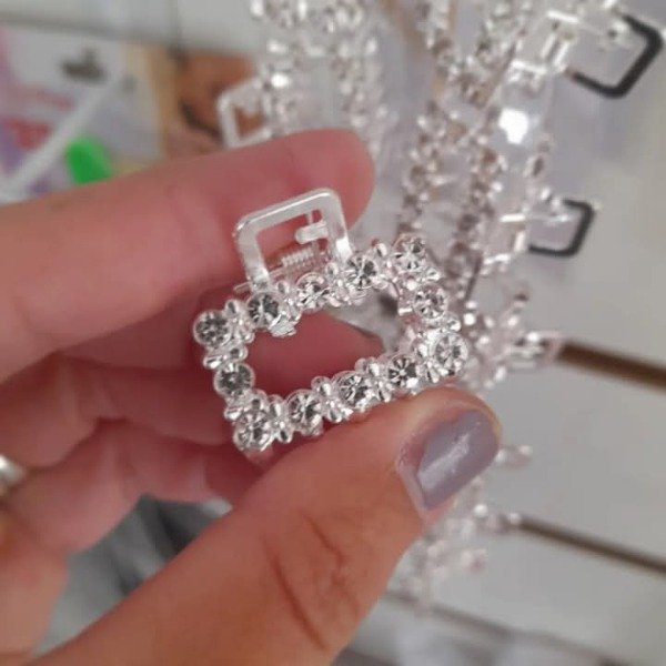 Producto - Broche metálico plateado con strass