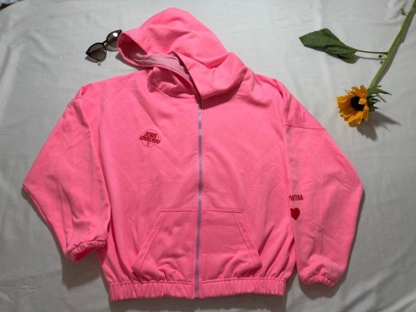 Producto - Campera oversize con capucha rosa JESUS LOVES YOU.