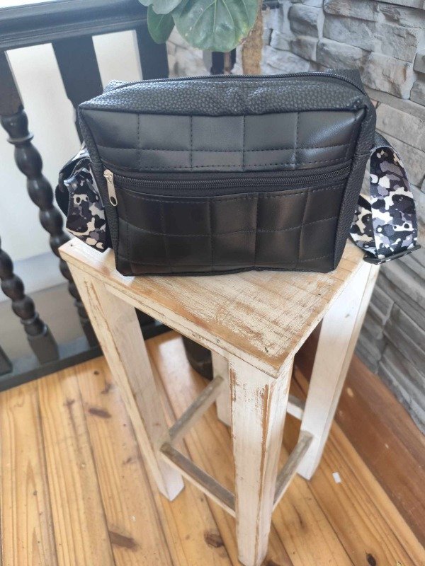 Producto - Mini carterita detalle cuadrados.