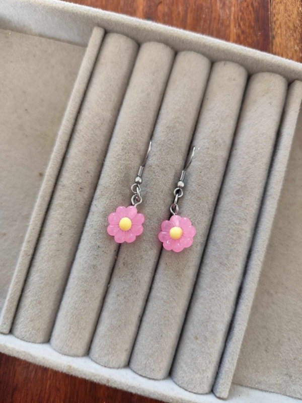Producto - Aros flor rosa colgantes. Acero quirúrgico