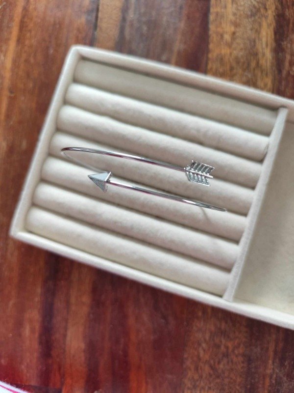 Producto - Brazalete flecha. Plateado.