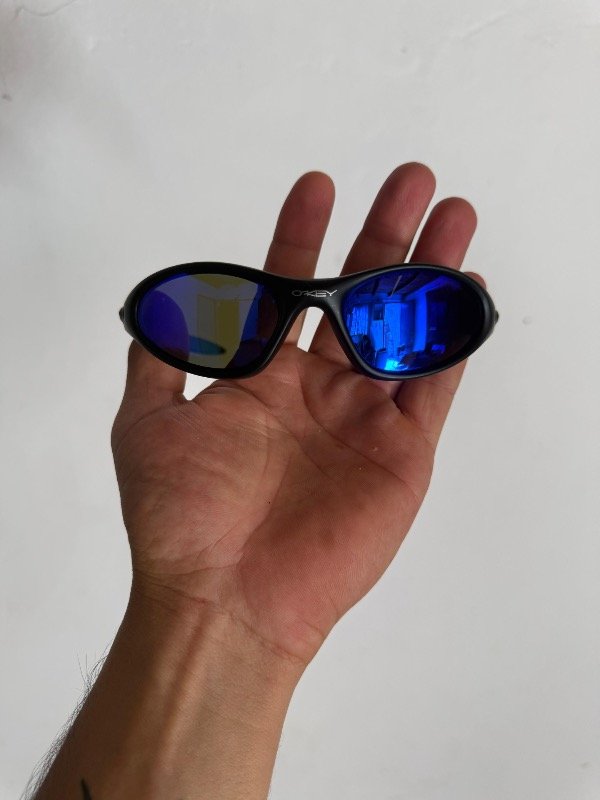 Producto - Oakley minute negro y azul